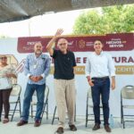 El alcalde Héctor Santana y el gobernador Miguel Ángel Navarro Quintero entregan escrituras a habitantes de Villas Miramar en San Vicente