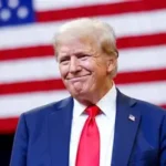 Donald Trum se refleja en su mismo espejo