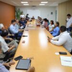Encabeza Israel Santillán reunión estratégica con vecinos y hoteleros por inundaciones en la Avenida México